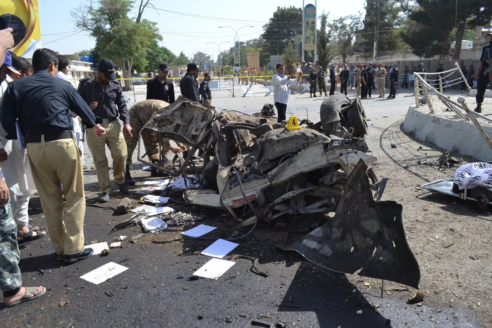 Série atentátů v Pákistánu zabila nejméně 73 lidí