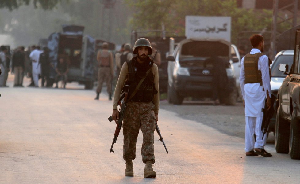Série atentátů v Pákistánu zabila nejméně 73 lidí