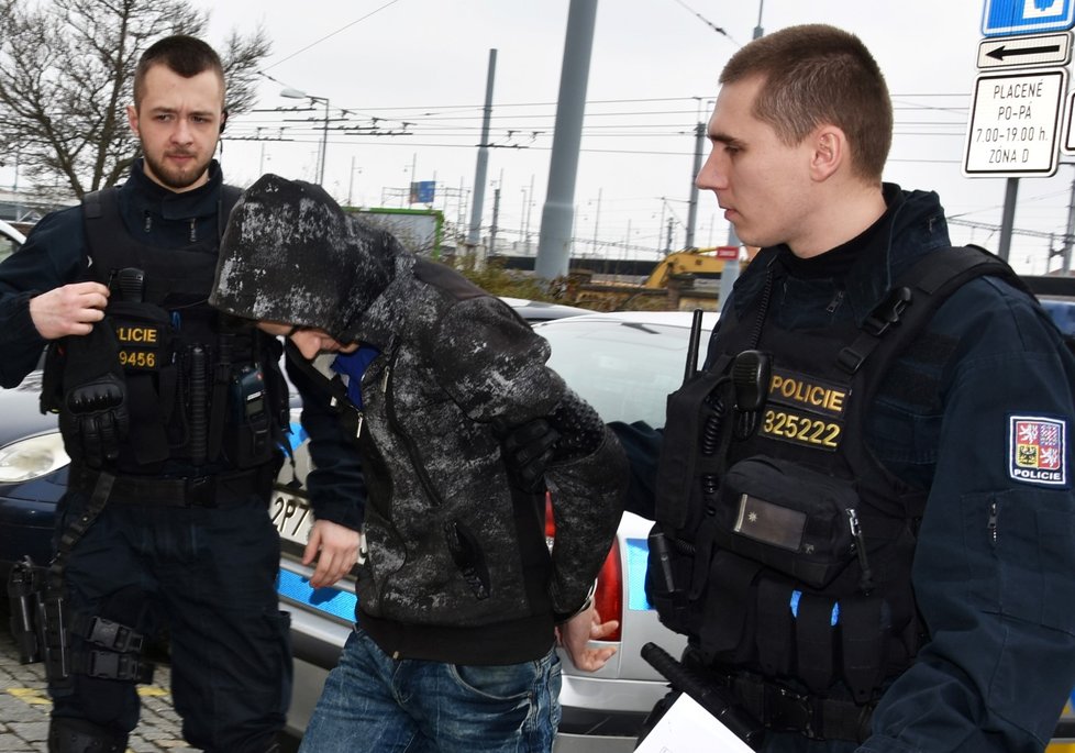 Mladík (21), který vyhrožoval terorismem Pákistánu, skončil ve vazbě.