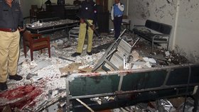 Po odpálení dvou sebevražedných atentátníků zůstala v komplexu soudních budov spoušť