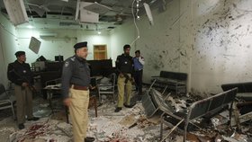 Pákistánský Péšávar: Fotky zkázy po bombovém útoku