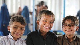 Některé děti afghánských uprchlíků se dostaly do speciálně zbudovaných center.
