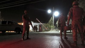 Atentátníci zaútočili na policejní rekruty v Pákistánu. Zabili nejméně 59 z nich.