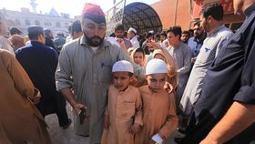 Několik set školáků v Pákistánu dnes muselo být převezeno do nemocnice, když se jim po očkování proti dětské obrně udělalo špatně. Rozzlobení rodiče a příbuzní některých dětí pak nemocnici podpálili, uvedla agentura AP.