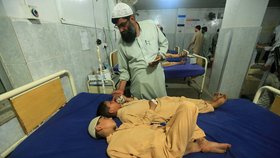 Několik set školáků v Pákistánu dnes muselo být převezeno do nemocnice, když se jim po očkování proti dětské obrně udělalo špatně. Rozzlobení rodiče a příbuzní některých dětí pak nemocnici podpálili, uvedla agentura AP.