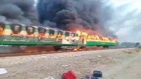 Požár vlaku má v Pákistánu nejméně 46 obětí.
