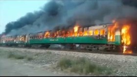 Požár vlaku má v Pákistánu nejméně 46 obětí.