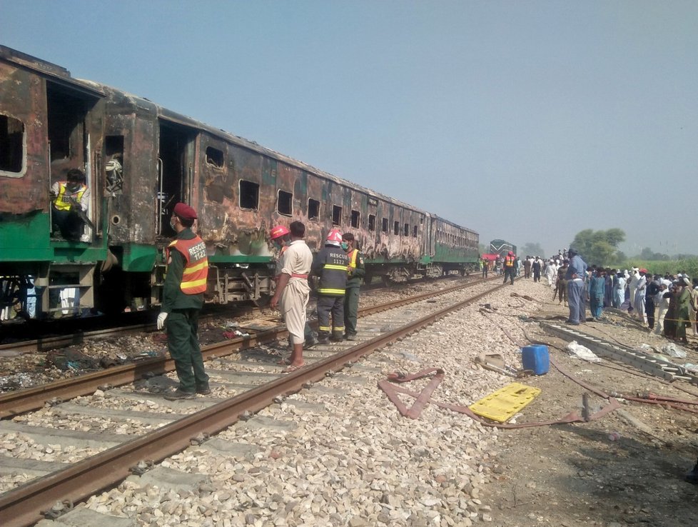 Ničivý požár vlaku si vyžádal nejméně 65 mrtvých.