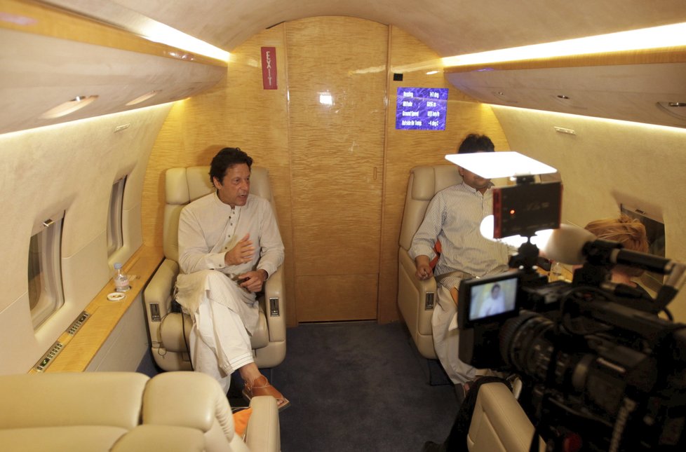 Novým pákistánským premiérem je napravený playboy a kriketový kapitán Imran Chán.