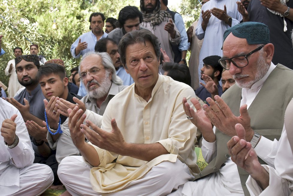 Novým pákistánským premiérem je napravený playboy a kriketový kapitán Imran Chán.