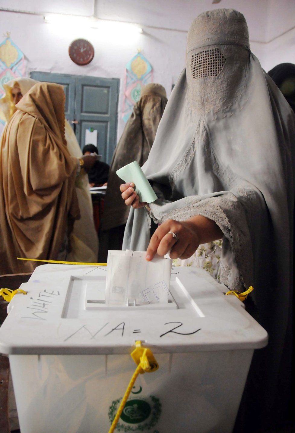 Pumové útoky a přestřelky dnes ráno zastínily zahájení pákistánských parlamentních voleb, které by měly zajistit první pokojné předání moci mezi dvěma civilními vládami v dějinách země.