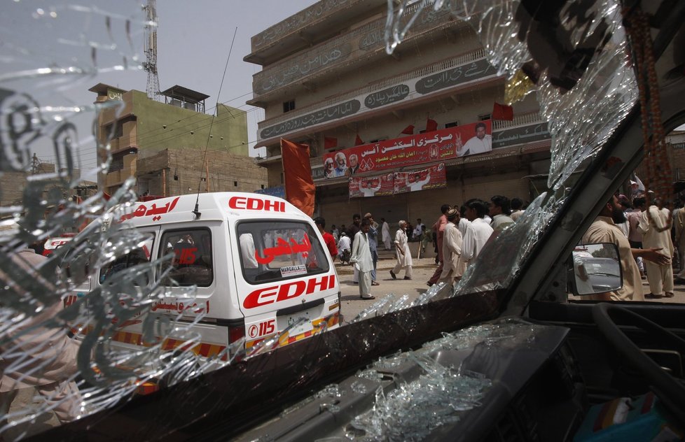 V ulicích města se údajně ozývala střelba. K přestřelce došlo i v provincii Balúčistán, kde zahynuli čtyři lidé.