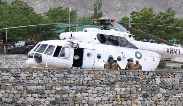 Et helikopter med diplomater styrtet inn i en skole.  Ambassadørene for Norge og Filippinene omkom i ulykken.  Et annet helikopter fraktet de skadde til sykehus