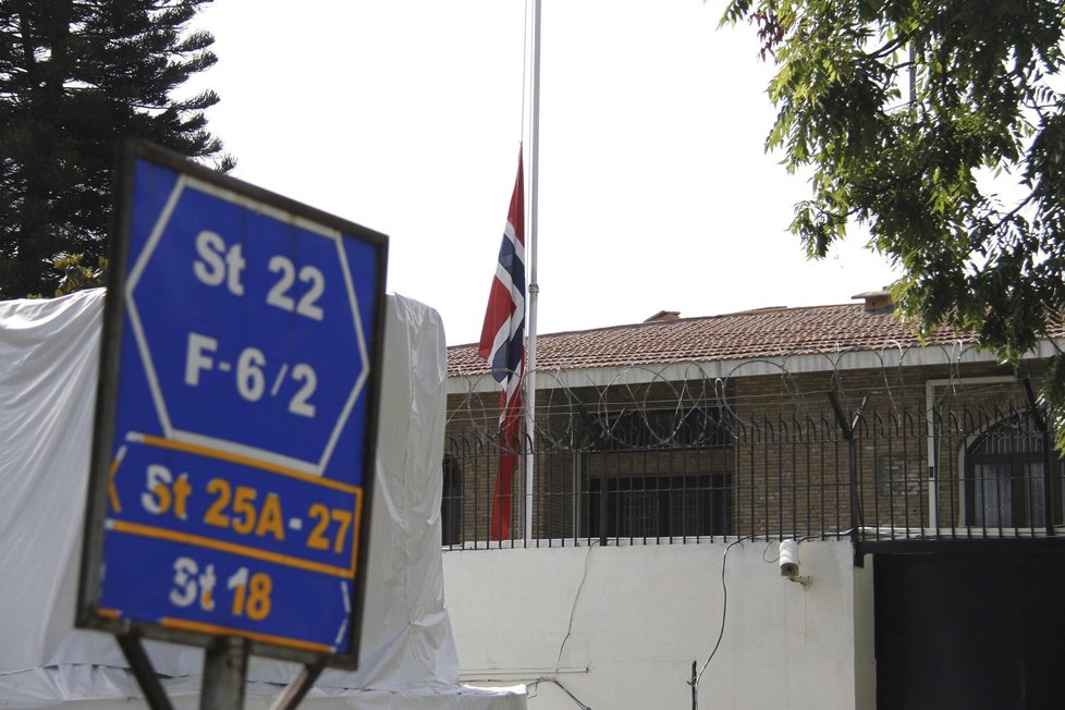 Vlajka na norském velvyslanectví vlaje na půl žerdi.