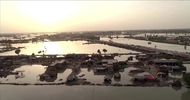„Klimatický masakr nevídaných rozměrů.“ Záplavy v Pákistánu mají přes 1300 obětí a zděsily šéfa OSN 