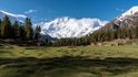 Slavná jednodenní túra z Fairy Meadows vede do tábora Bayal a základního tábora Nanga Parbat.