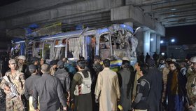 V Pákistánu vybuchla bomba nastražená v autobuse. Zemřelo 11 lidí.