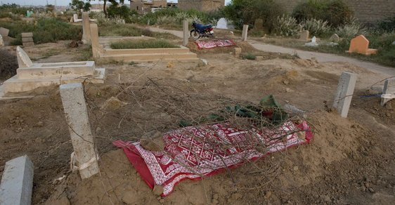 V Pákistánu se rozmáhají vraždy ze cti. Karáčí je v šoku z popravy dvou mladých milenců jejich rodinami  