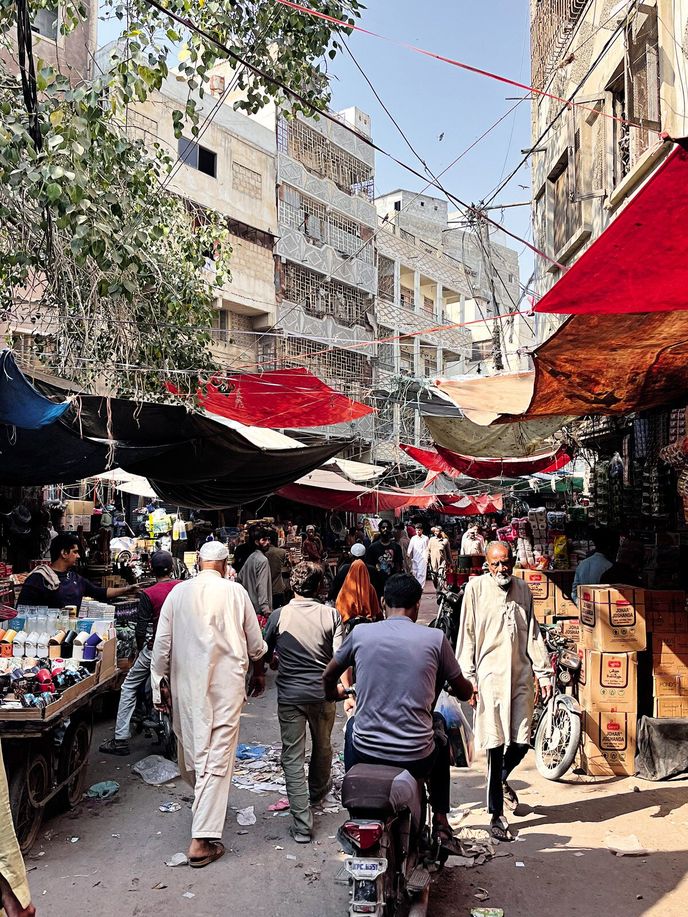 Město Karáčí a jeho ulice jsou plné davů a chaosu Město Karáčí a jeho ulice jsou plné davů a chaosu