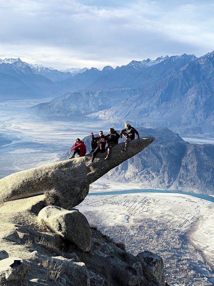 My dva s Ondrou a dva čeští cestovatelé (Vagabundi na cestách), které jsme shodou okolností v okolí města Skardu potkali. Vagabundi jdou pěšky z Indonésie až do Ostravy a k dnešnímu dni jsou už někde v Turecku. My dva s Ondrou a dva čeští cestovatelé (Vagabundi na cestách), které jsme shodou okolností v okolí města Skardu potkali. Vagabundi jdou pěšky z Indonésie až do Ostravy a k dnešnímu dni jsou už někde v Turecku.