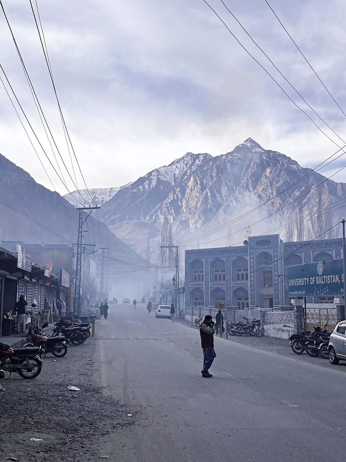 Ulice města Skardu, smog a hory v pozadí Ulice města Skardu, smog a hory v pozadí