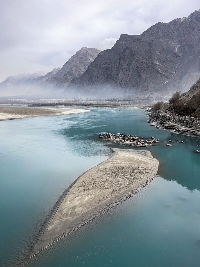 Jeden z přítoků řeky Indus v okolí města Skardu Jeden z přítoků řeky Indus v okolí města Skardu