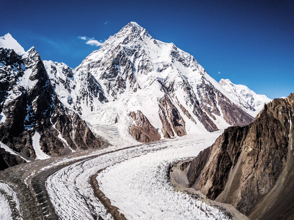 Druhá nejvyšší hora světa K2 se tyčí k nebi jako precizně narýsovaná pyramida a právem budí respekt