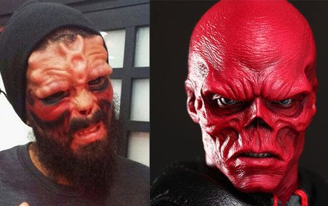 Odoperovaný (vpravo) nos si nechal na památku. Red Skulla ve filmu Kapitán Amerika: První Avenger z roku 2011 ztvárnil Hugo Weaving.