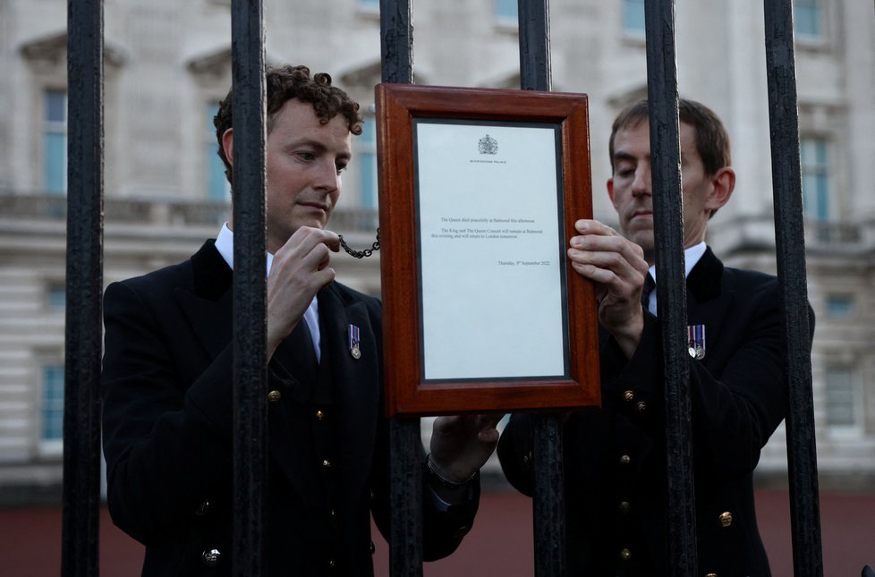 Prohlášení o úmrtí britské královny Alžběty II. na branách Buckinghamského paláce.