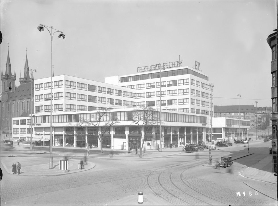 Zbrusu nová budova Elektrických podniků v roce 1935.