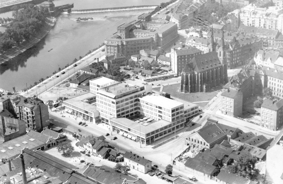 Letecký snímek budovy Elektrických podniků z roku 1935