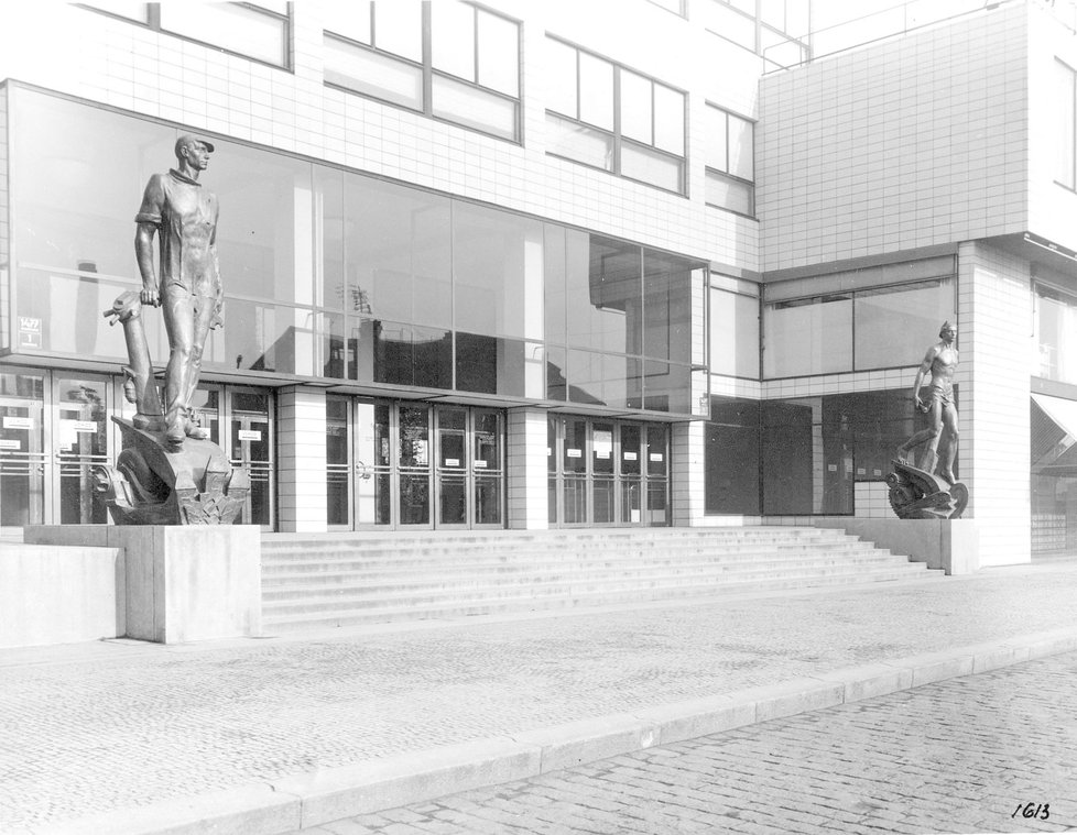 Alegorické sochy Elektřiny a Dopravy před budovou roku 1939