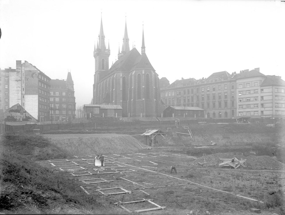 Stavba budovy v první fázi roku 1929.