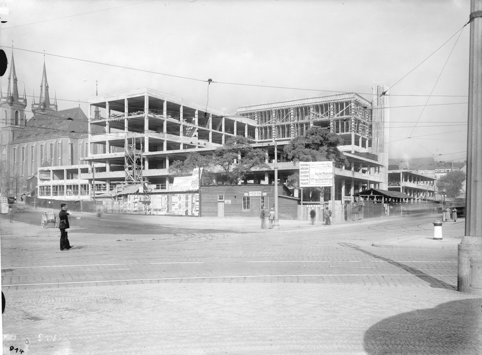 Palác elektrických podniků ve finální fázi stavby roku 1933