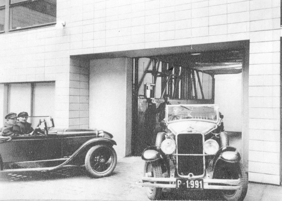 Součástí budovy byl také výtah pro automobily do 10 tun.