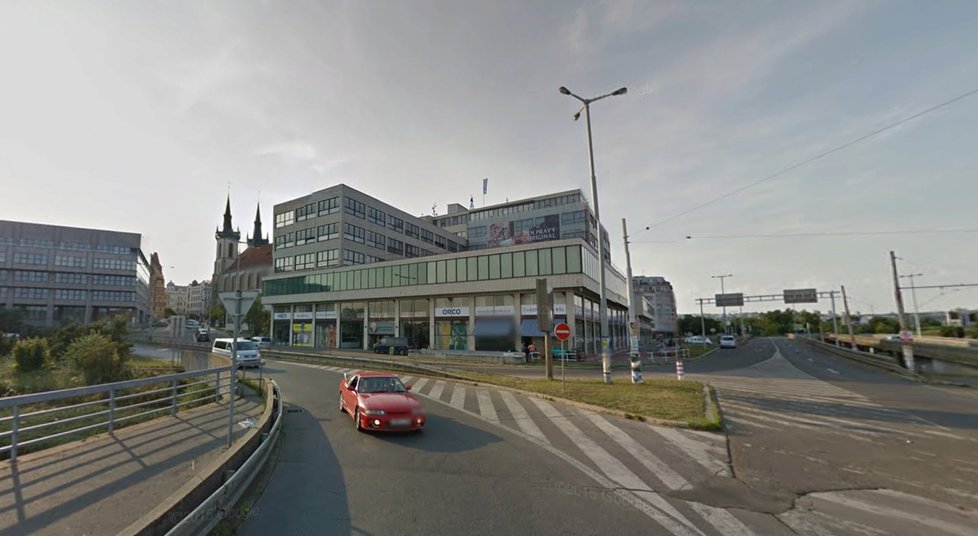 V současnosti budovu pohltila sousední doprava na pražské magistrále.