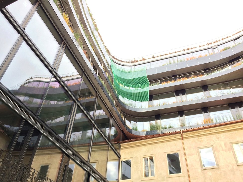 Budova s novým názvem Drn má díky zeleni v exteriéru jednotlivých pater svým vzhledem zajímavě vybočovat.