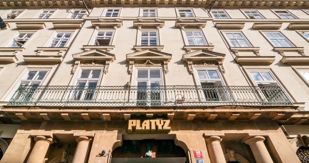 Palác Platýz stojí na rozhraní Starého a Nového Města.