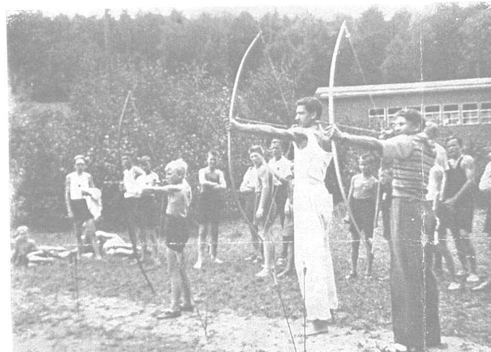 Díky YMCA se v Československu rozšířil i další sport – lukostřelba, snímek pochází z roku 1937.