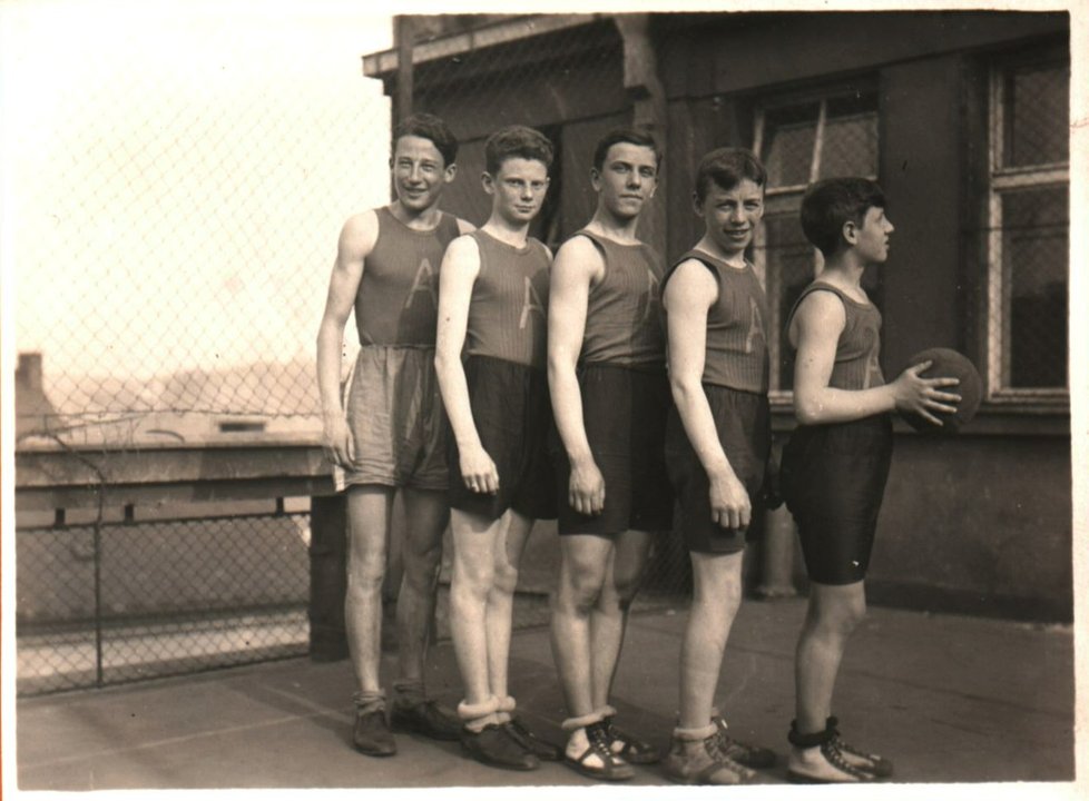 Mladí basketbalisté na střeše paláce, jedna z mála dochovaných fotografií.