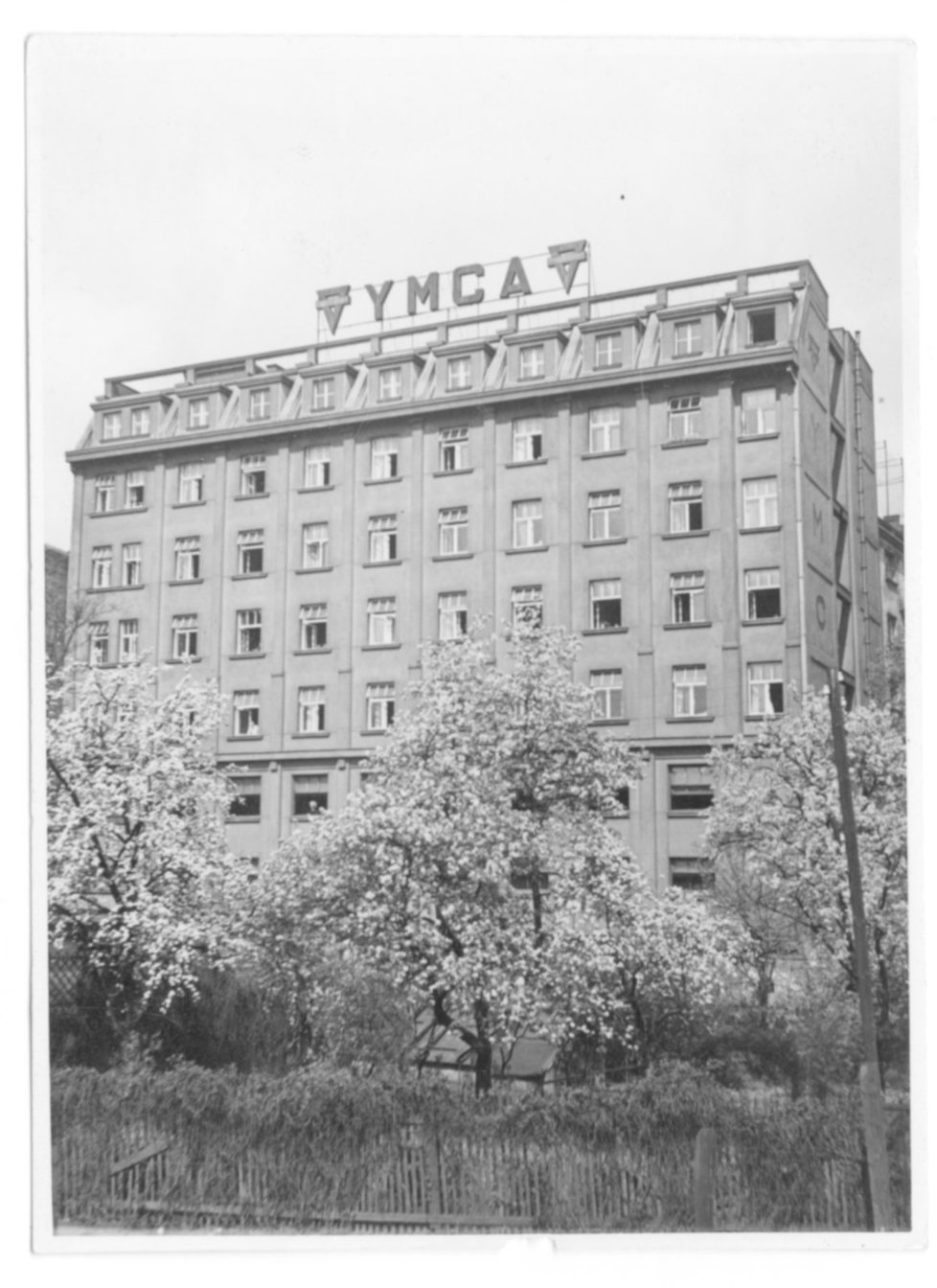 Palác YMCA tvořil v době svého vzniku dominantu v širokém okolí, fotografie zadního traktu budovy.