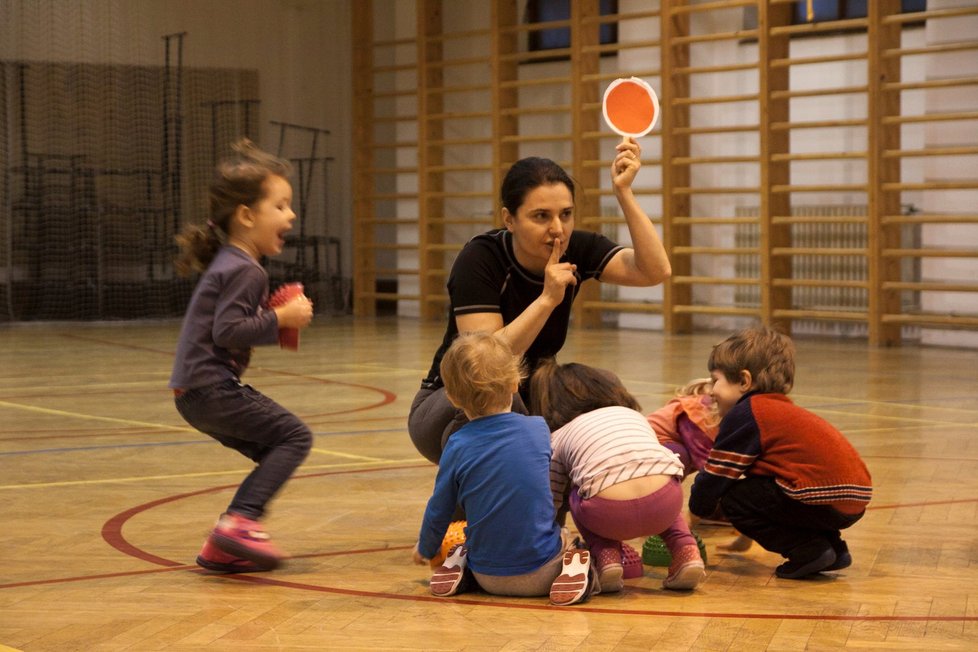 V YMCA bylo v 90. letech založeno vůbec první mateřské centrum a v tělocvičně dodnes sportují malé děti z anglicko-české školky YMCA.