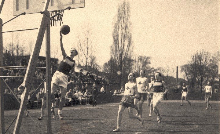 Basketbal, sport, který se zrodil v YMCA a hrál se na zdejší střeše.