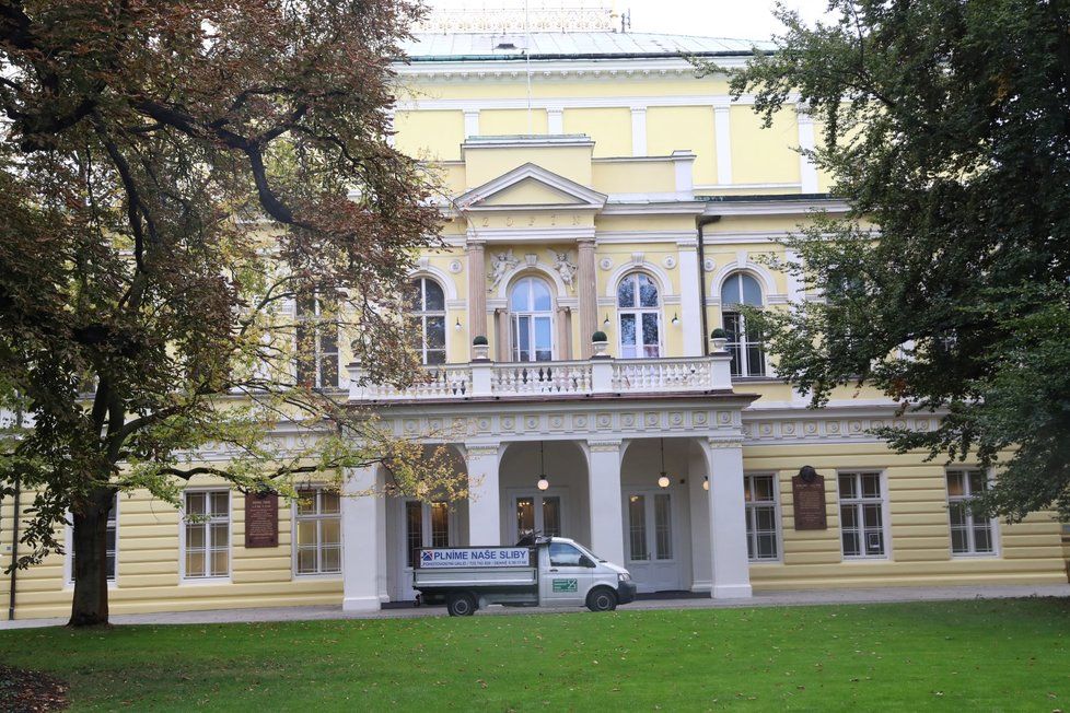 Palác Žofín na Slovanském ostrově v Praze.