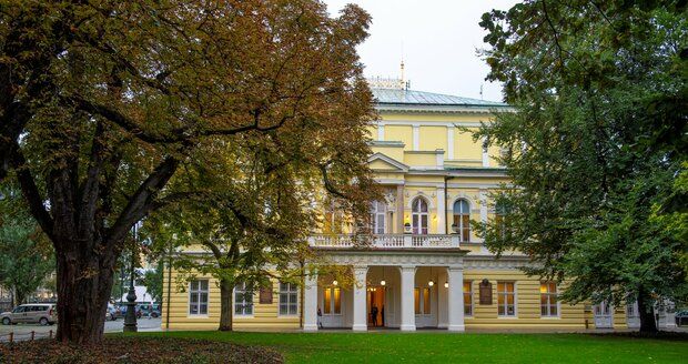 Palác Žofín na Slovanském ostrově v Praze.