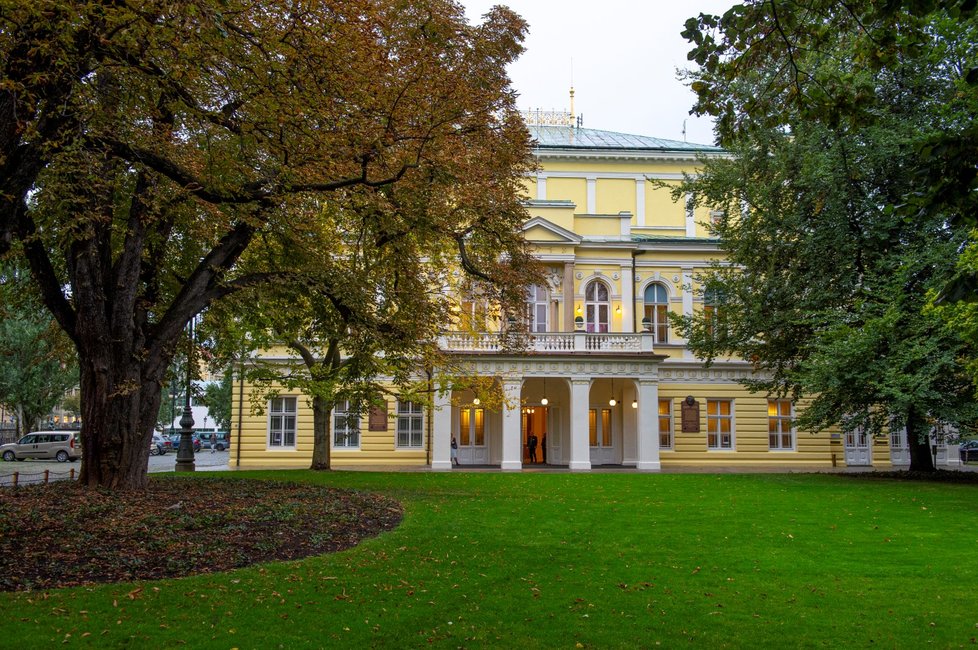 Palác Žofín na Slovanském ostrově v Praze.