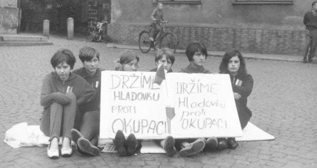 Česko hledá dívky z fotografie Jana Palacha: Zachytil je v srpnu 1968