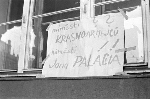 Jeden z plakátů na budově filosofické fakulty k úmrtí studenta Jana Palacha, který se upálil 16. ledna na Václavském náměstí.
