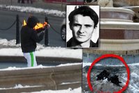 Drama na Václavském náměstí: Muž se zapálil tam, kde před 44 lety Palach