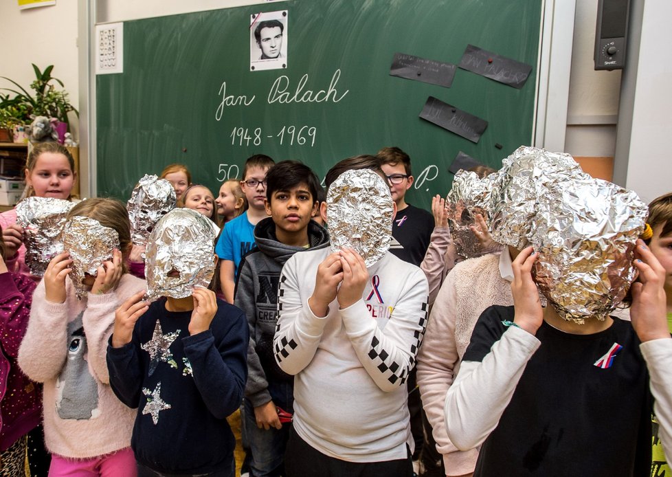 Žáci ZŠ Palachova v Ústí nad Labem si 16. ledna 2019 připomněli 50. výročí upálení Jana Palacha. Děti ze třetí třídy vytvořily z alobalu masky v návaznosti na tajné sejmutí posmrtné masky Jana Palacha.